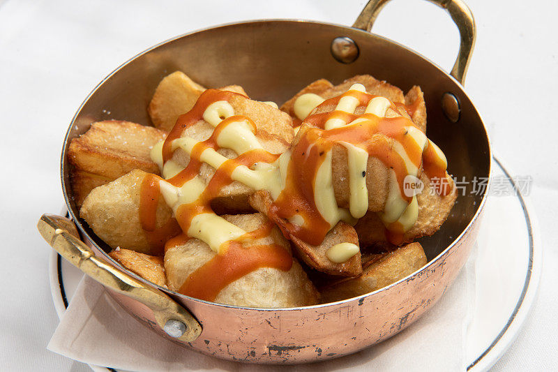 烤炸Patatas Bravas(酥脆的土豆加两种酱汁)西班牙的典型小吃